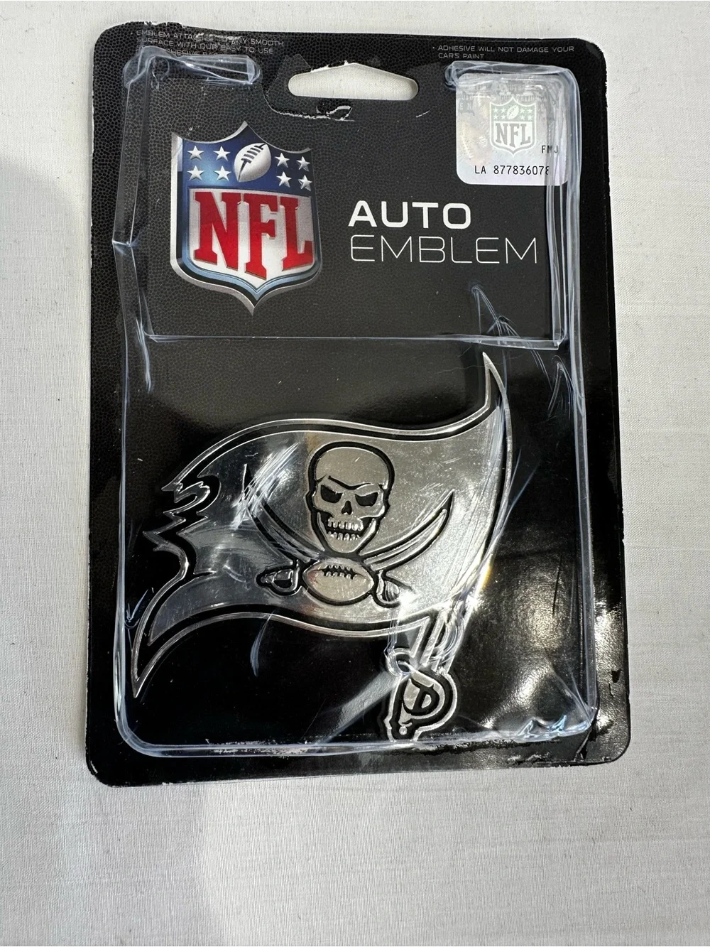 NFL Silver Tampa BayBuccaneers Flag Auto Emblem - Chrome Finish Fan Cave